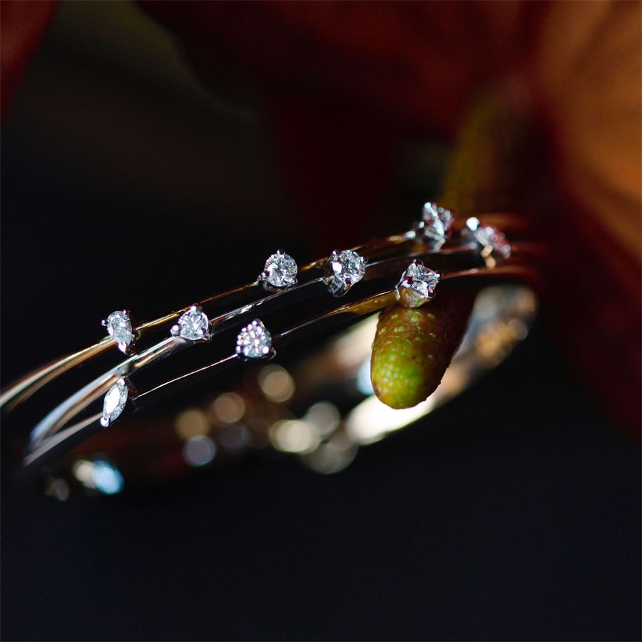 White gold rigid wire bracelet with 3 diamonds BALANCE | BR 2TO 1MQAU18B CT 0,39